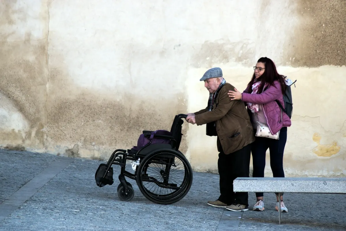 Cuidador de asistencia a un adulto mayor con soporte de movilidad