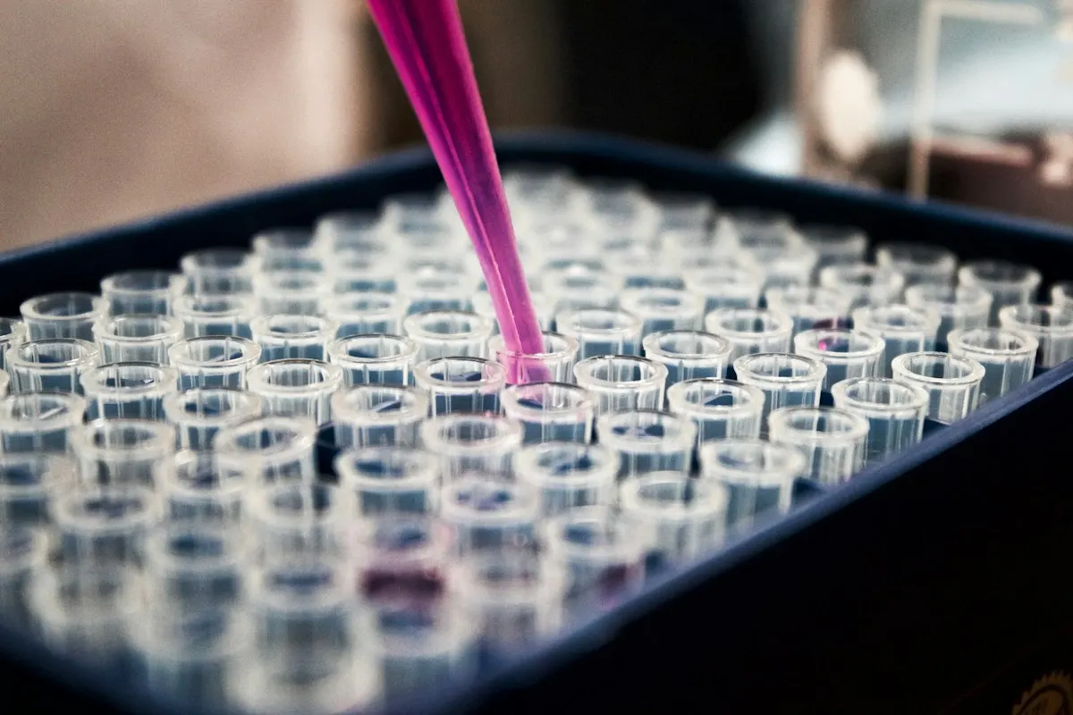 Científico que trabaja en un laboratorio de investigación médica